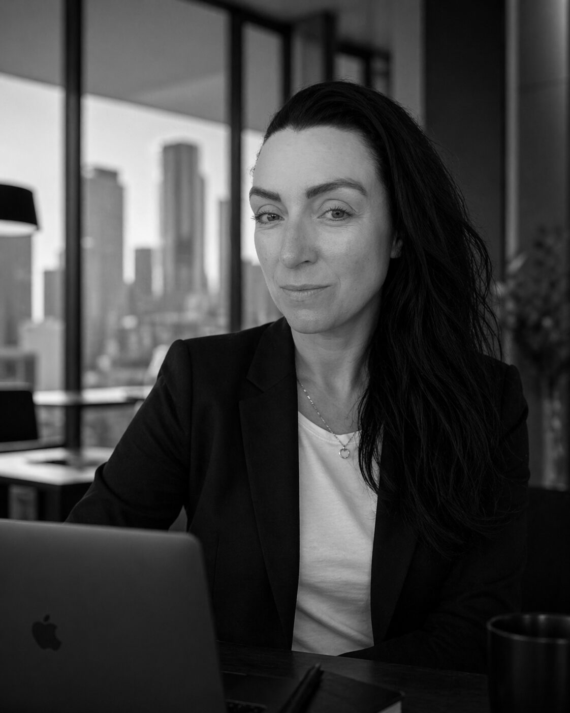 Sabrina Fischäß am Schreibtisch beim Ausarbeiten eines Fahrplans