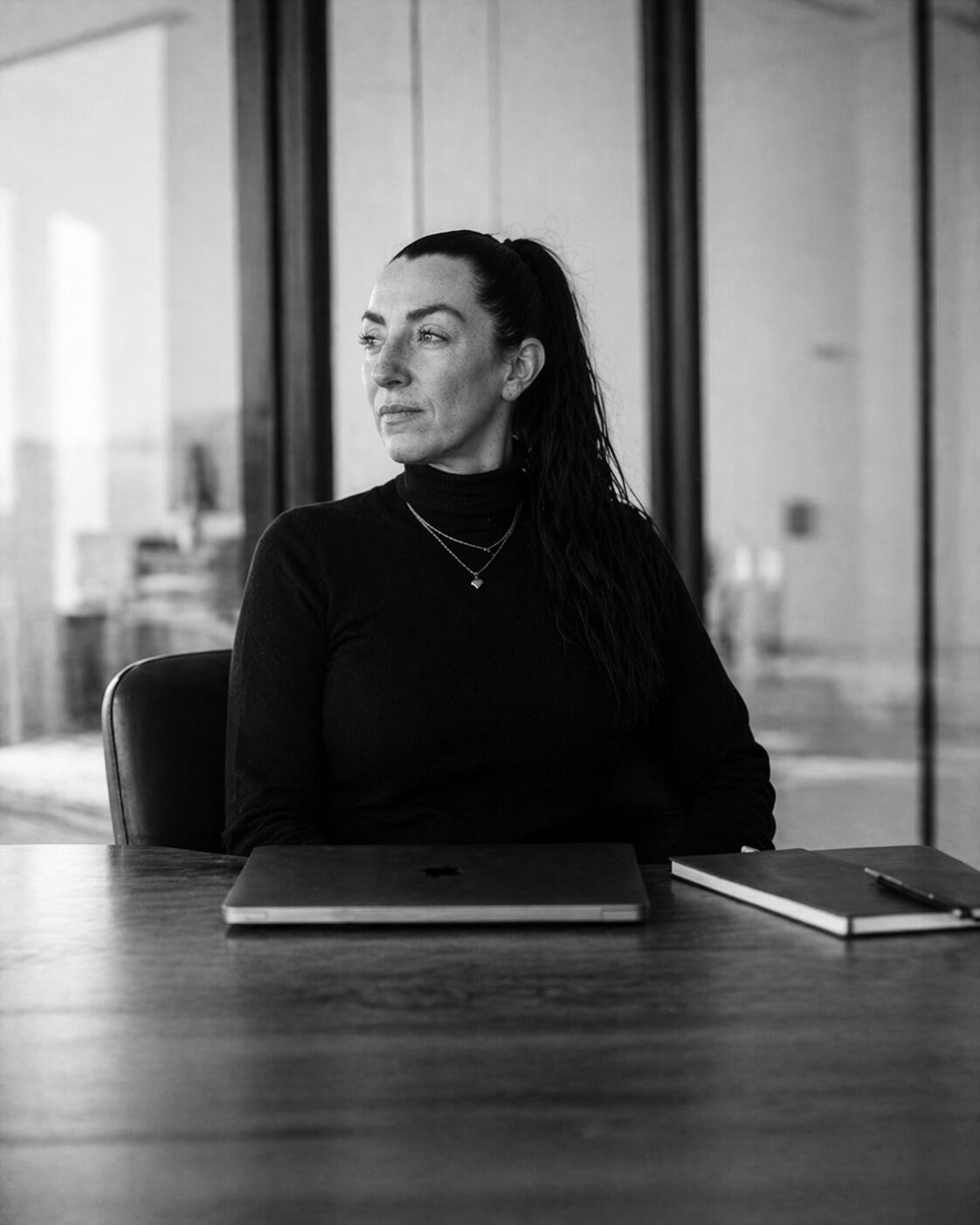 Sabrina Fischäß am Tisch, konzentriert auf die Auswertung