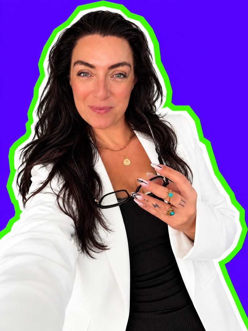 Sabrina Fischäß im weißen Blazer