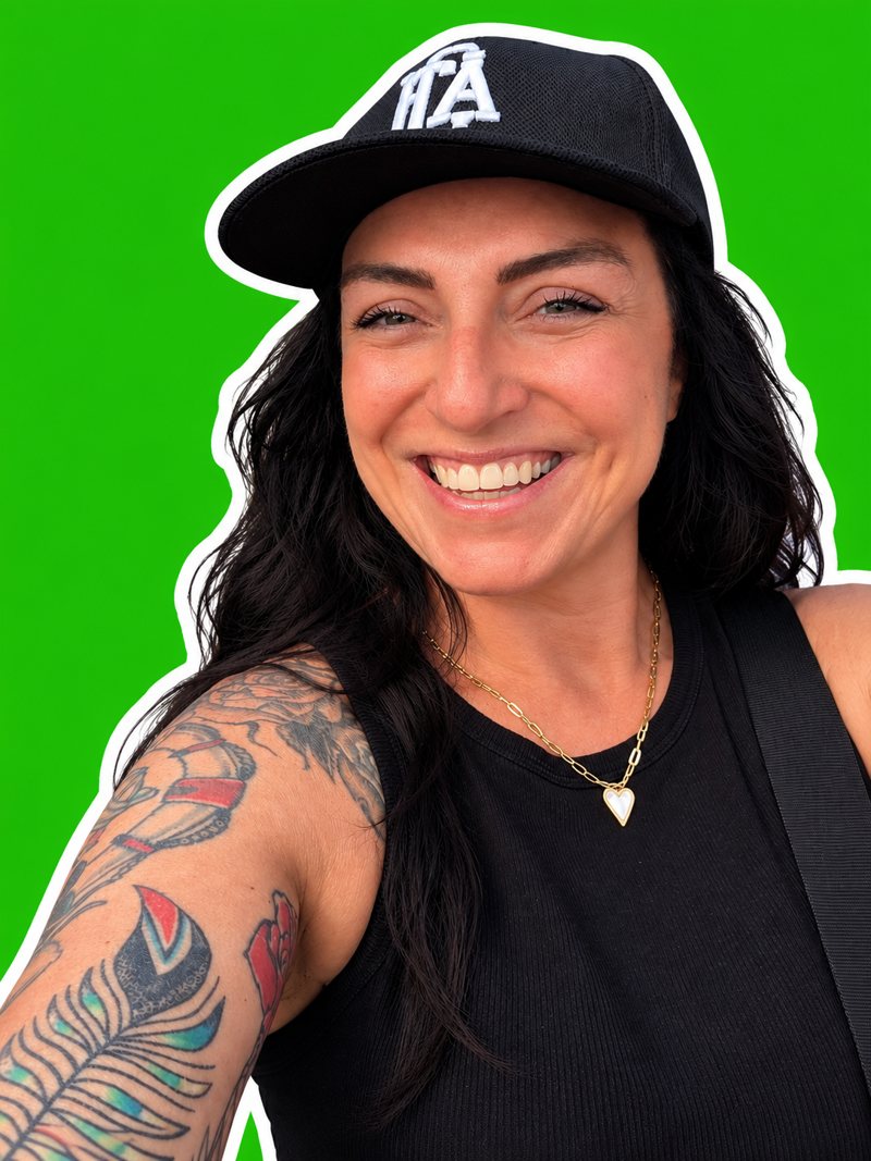 Sabrina Fischäß lachend mit Cap