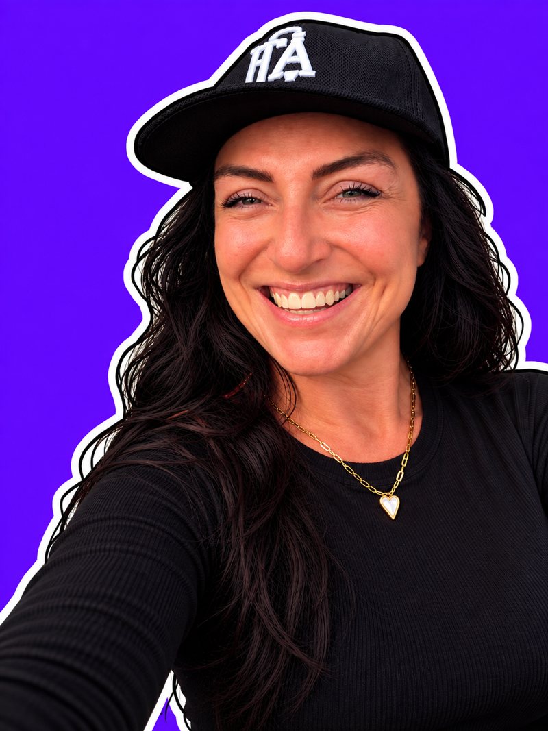 Sabrina Fischäß lachend mit Cap