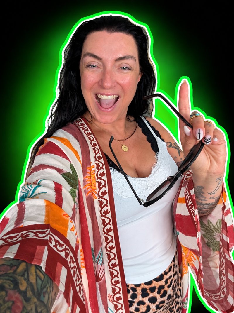 Sabrina Fischäß lachend mit erhobenem Zeigefinger